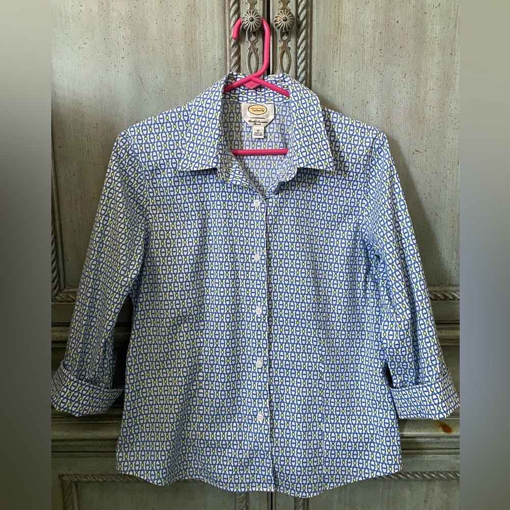 96% cotton/4% lastol blouse w/white background & blue & green chain-like pattern